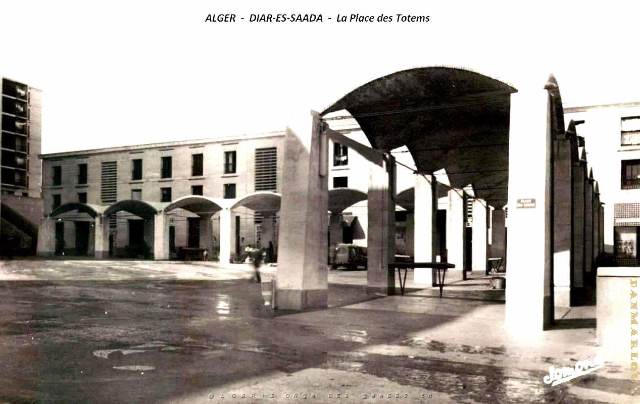 Alger - Diar-Es-Saada - Place des Totems.jpg